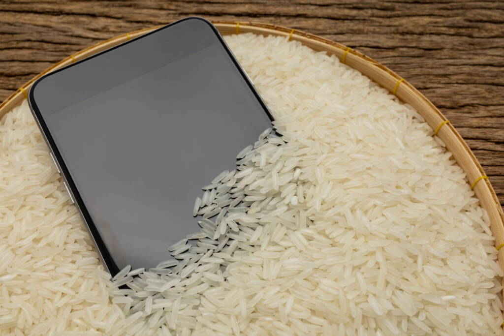 smartphone nel riso per eliminare umidità