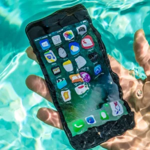 smartphone caduto in acqua