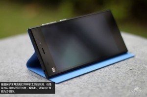 Immagini dello Xiaomi Mi3 cover in posizione da scrivania