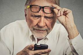 migliori telefoni e smartphone semplici per anziani
